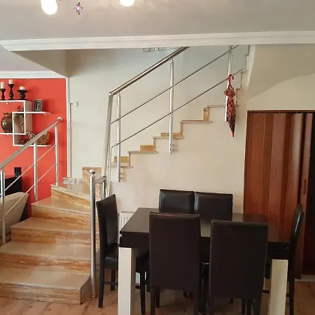 Apartamento 2 Bedroom Cosy House In